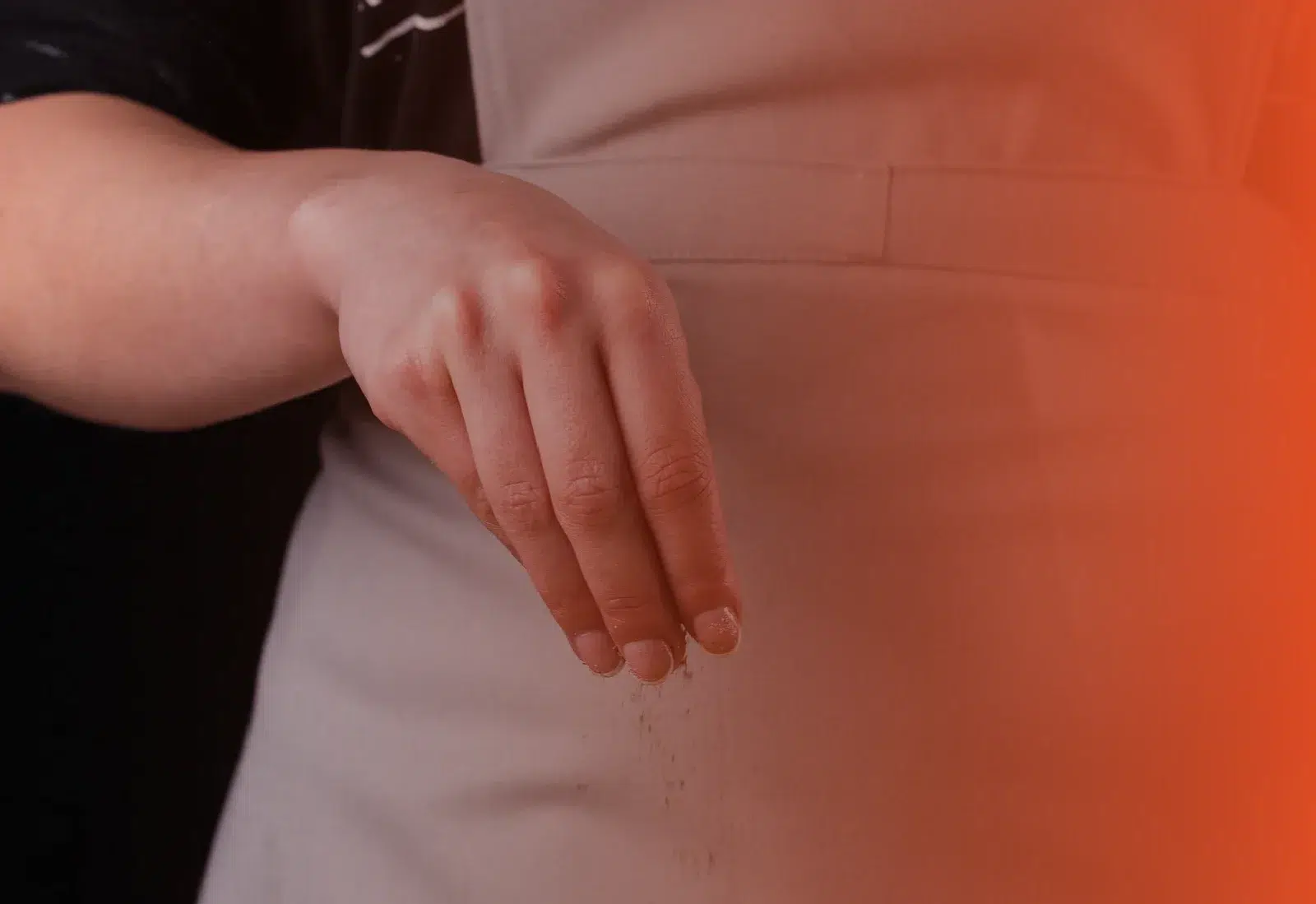 Plan d'architecte minimaliste aux tons orange et blanc, symbolisant la structuration des services et l'architecture de marque stratégique.